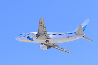 Yolcu Boeing uçağı mavi gökyüzü