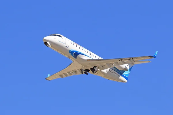 El pasajero Canadair Bombardier CRJ-200 avión contra el cielo — Foto de Stock