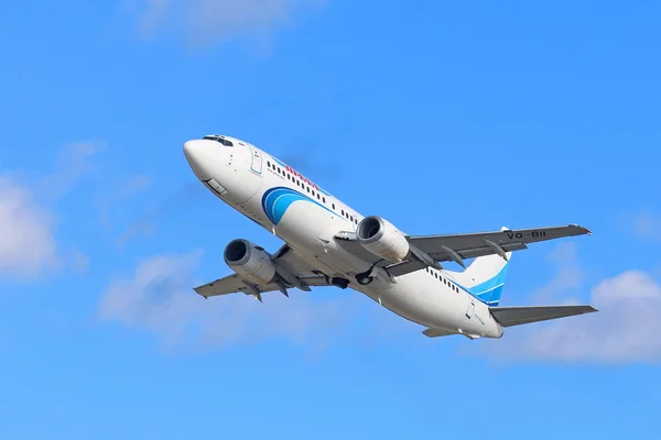 Пасажир Boeing 737-400 літак проти синього неба і хмар — стокове фото