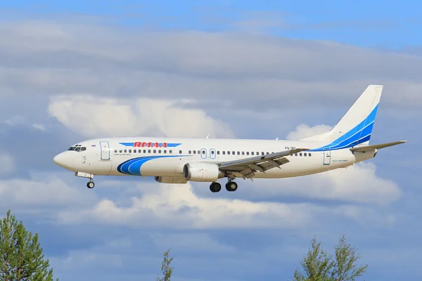 El avión Boeing 737-400 con el chasis liberado — Foto de Stock