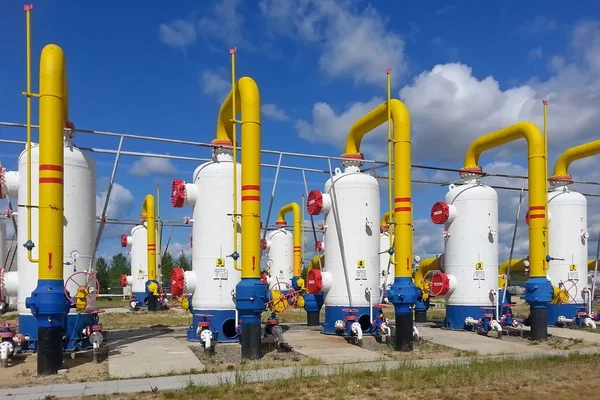 The gas pipeline system against the blue sky and clouds — Stock Photo, Image