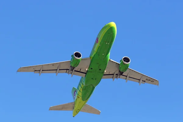 Пасажирський літак Airbus A319-113 набирає висоту — стокове фото