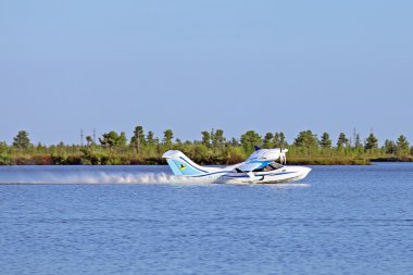 Deniz uçağı L - 42m su üzerinden kayar