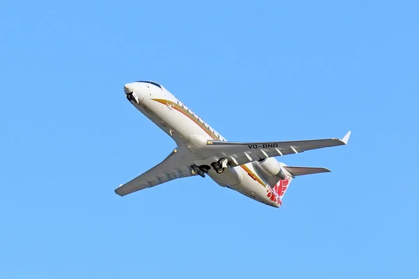 Planet Bombardier Crj-100er lyfter från flygplatsen — Stockfoto