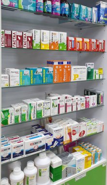 Nadym, RUSSIA-NOVEMBER 07, 2020: Mide-bağırsak yolu hastalıklarının tedavisi için bir eczanede rafa kaldırın