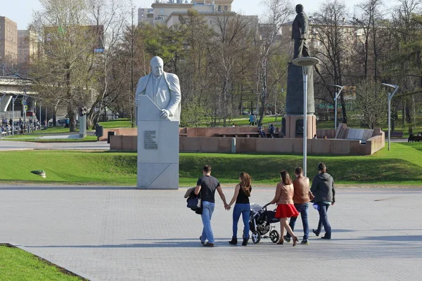 Moskva Rusko Duben 2017 Rodiny Kráčejí Blízkosti Památníku Sovětského Konstruktéra — Stock fotografie