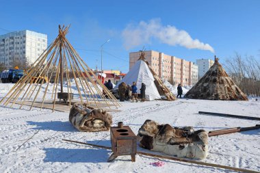 Nadym, RUSSIA-MARCH 11, 2021: Kuzey Sibirya 'nın yerlileri Nenets ren geyiği çobanları şehrin dış mahallelerinde geleneksel konutlar kurdular