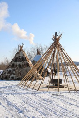 Nadym, RUSSIA-MARCH 11, 2021: Kuzey Sibirya Nenets 'in yerli sakinleri ren geyiği çobanları geleneksel konutları topluyorlar