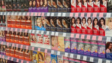 Nadym, RUSSIA-MAYIS 12, 2021: Kadınlar için saç boyama ürünleri içeren rafları depola