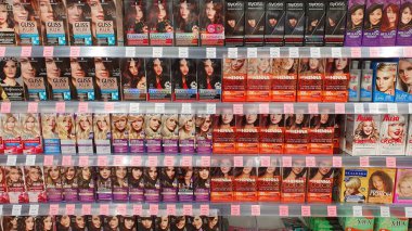 Nadym, RUSSIA-MAYIS 12, 2021: Kadınlar için saç boyama ürünleri içeren rafları depola