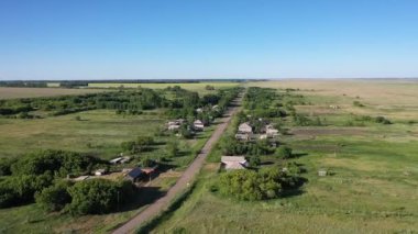 Sibirya 'nın güneyindeki Rusya' nın Altai Bölgesi 'ndeki Rus köyü Kurgan üzerinde uçuş.