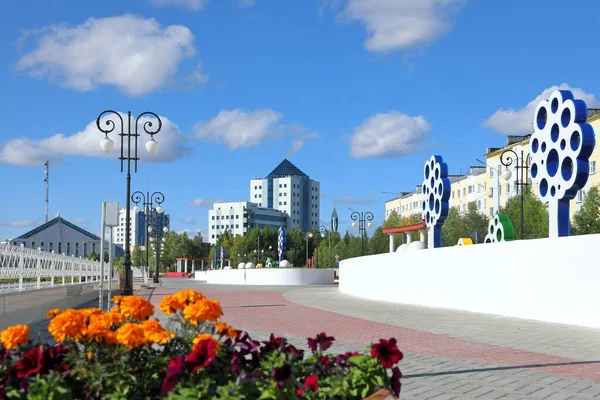 Pohled Městské Nábřeží Kancelářské Budovy Gazpromu Ruském Městě Nadym Severní — Stock fotografie
