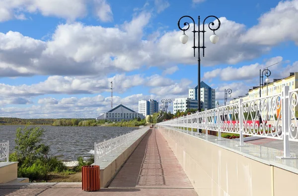Pohled Městské Nábřeží Kancelářské Budovy Gazpromu Ruském Městě Nadym Severní — Stock fotografie