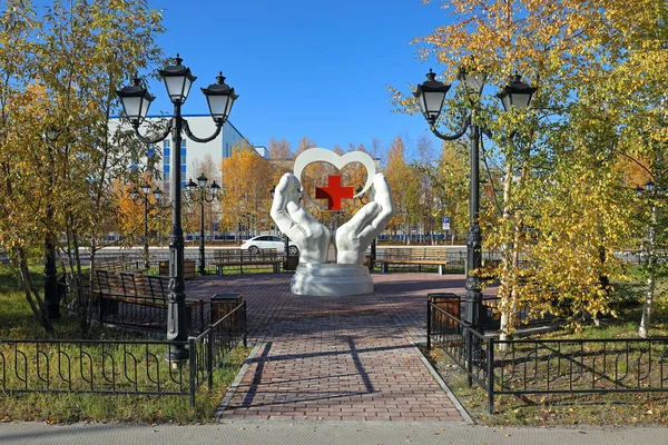 Nadym Oroszország Szeptember 2021 Orvosi Munkások Emlékműve Központi Kerületi Kórház — Stock Fotó