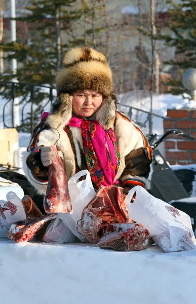 Nenets kobieta trzyma sarna mięso w ręku — Zdjęcie stockowe
