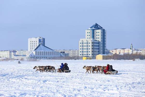 Две команды против города.
