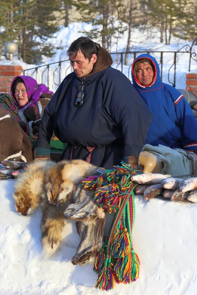 Nenets verkauft Produkte des nationalen Handels — Stockfoto