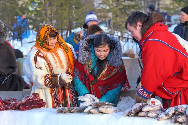 Nenets sell frozen fish — Stock Photo, Image