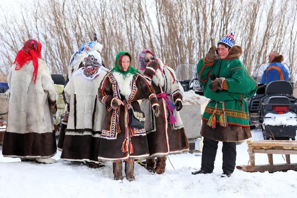 Hombres y mujeres Nenets — Foto de Stock