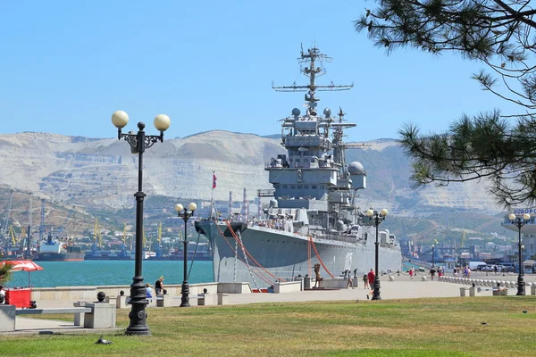 La nave de guerra en el amarradero de Novorossiysk — Foto de Stock