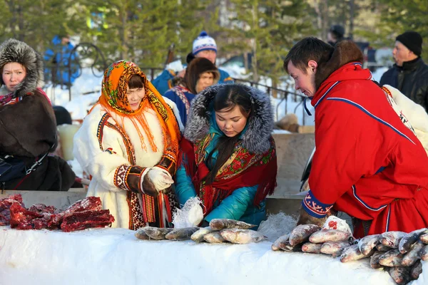 Aboriginals of the North trade in food — Stock Photo, Image