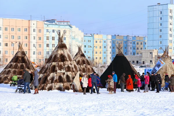 The Nenets dwellings against the city — Stock Photo, Image