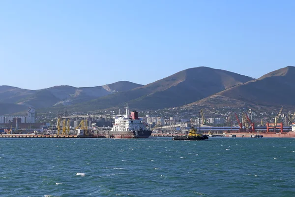 Porto de Novorossiysk contra as montanhas do Cáucaso — Fotografia de Stock