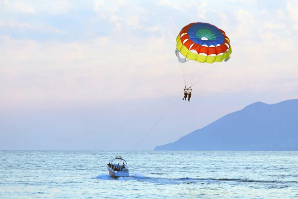 Parasailing. Kväll vid havet — Stockfoto