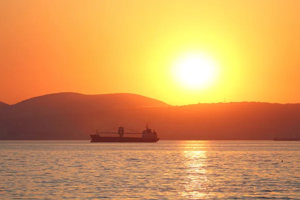 Silhouette of a sea vessel at evening light — Stock Photo, Image