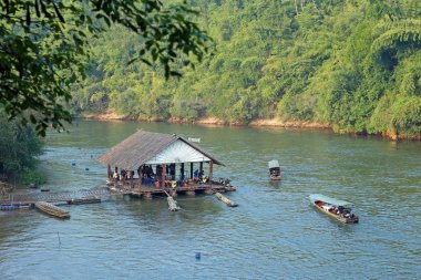 Tayland Kwai Nehri kıyısında turist gelmek