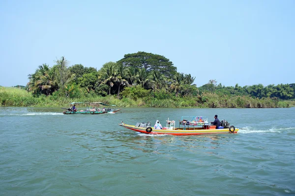 Distribuidores tailandeses en el río —  Fotos de Stock