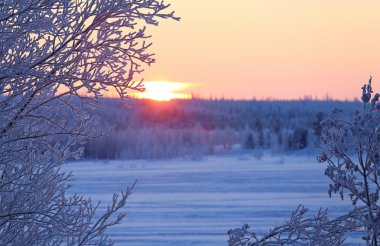 günbatımı üzerinde kış manzarası