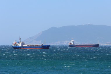 Deniz gemileri Karadeniz üzerinde