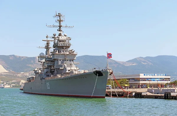Крейсер против пристани Новороссийска — стоковое фото