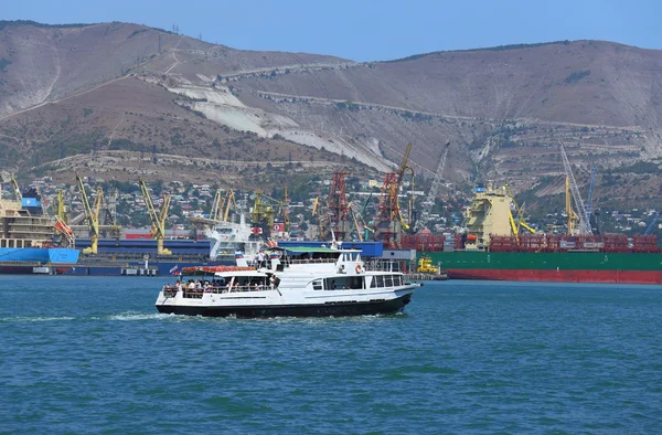 Navios do mar no porto de Novorossiysk — Fotografia de Stock