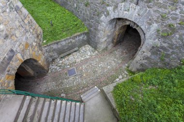 Ağ Geçidi eski kale içinde