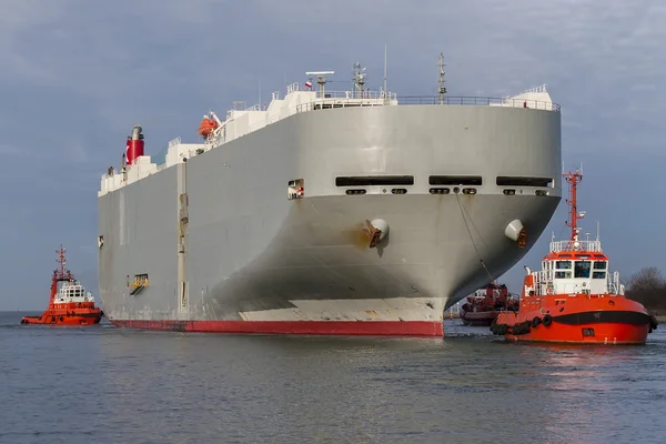 Three tugs and the great ship — Stock Photo, Image