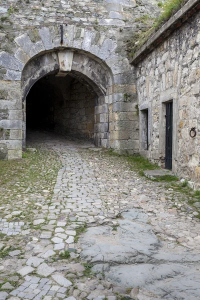 Puerta de entrada dentro de la antigua fortaleza — Foto de Stock