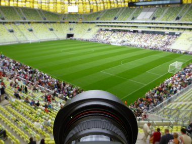 Odaklanmak objektif ve bulanık futbol sahası içinde belgili tanımlık geçmiş