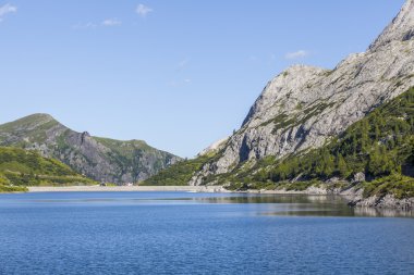Dolomites - İtalya dağ gölü
