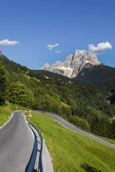 Berglandschap, gezien vanaf de weg — Stockfoto