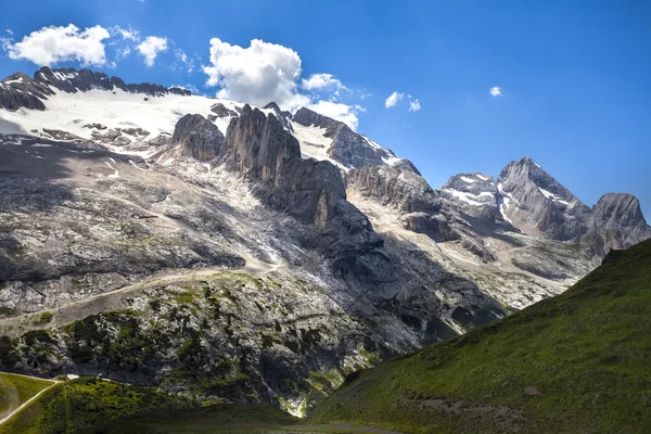 El sendero sube con vistas a los picos nevados — Foto de Stock