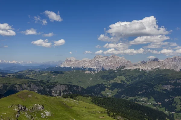 Zicht op de rotsachtige pieken van de Dolomieten — Stockfoto