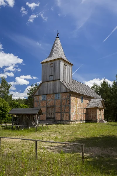 Starý kostel dřeva a cihel — Stock fotografie