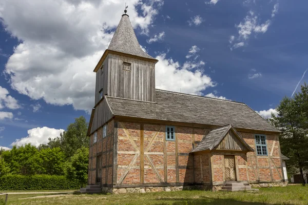 Starý kostel dřeva a cihel — Stock fotografie