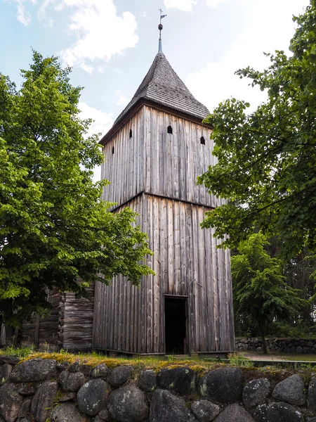 Starý křesťanský kostel mezi stromy — Stock fotografie