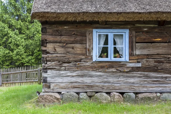 Dřevěný dům na venkově — Stock fotografie