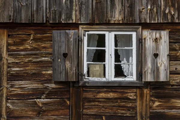 Дерев'яний будинок у сільській місцевості — стокове фото