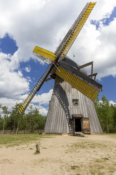 Eine alte hölzerne Windmühle — Stockfoto