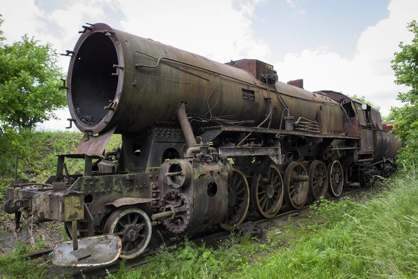 Tren viejo en una vía férrea — Foto de Stock